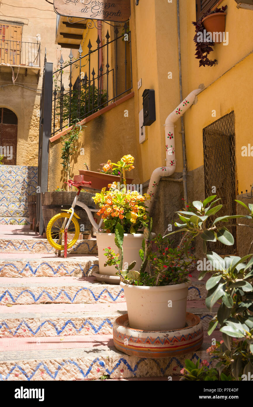Italie Sicile Agrigento vieille ville ruelles escarpées peintes à la pierre de scène étapes escaliers jardinières plantes cactus cactus balcons maisons drainpipe Banque D'Images
