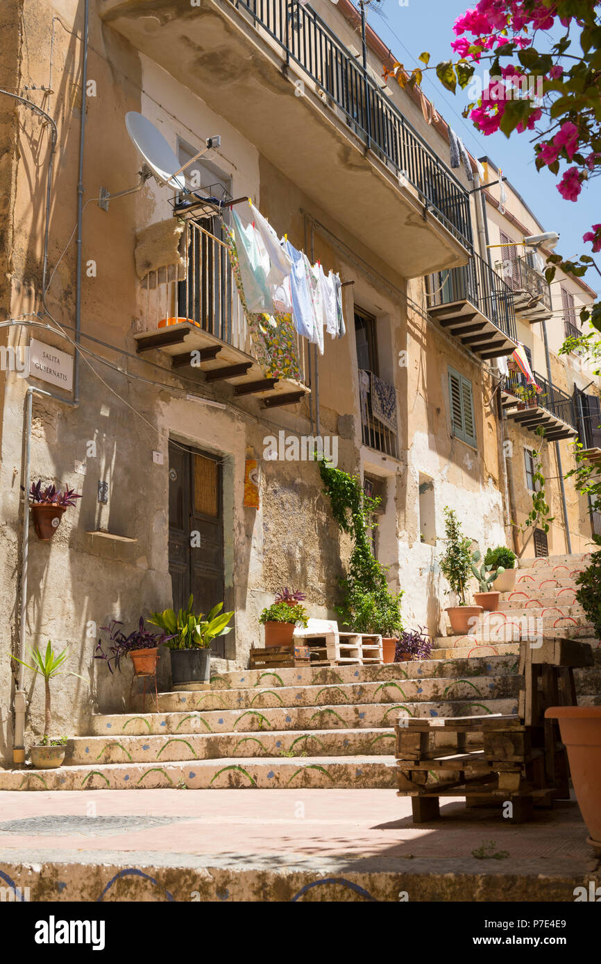 Italie Sicile Agrigento vieille ville ruelles raides escaliers marches en pierre scène jardinières plantes cactus cactus balcons maisons drainpipe Banque D'Images