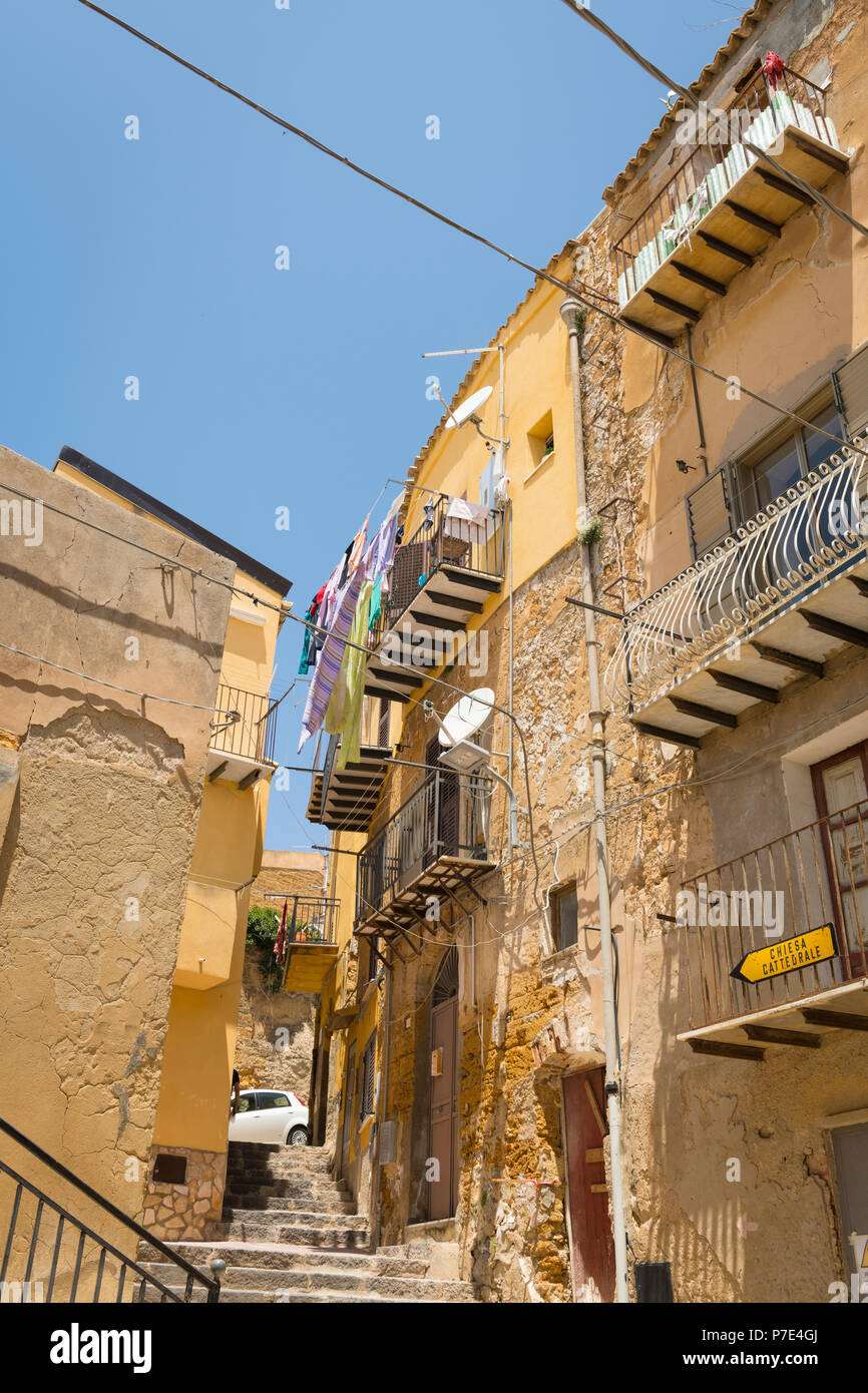 Italie Sicile Agrigento vieille ville ruelles raides escaliers marches en pierre scène jardinières plantes cactus cactus balcons maisons drainpipe signer Cattedrale Banque D'Images