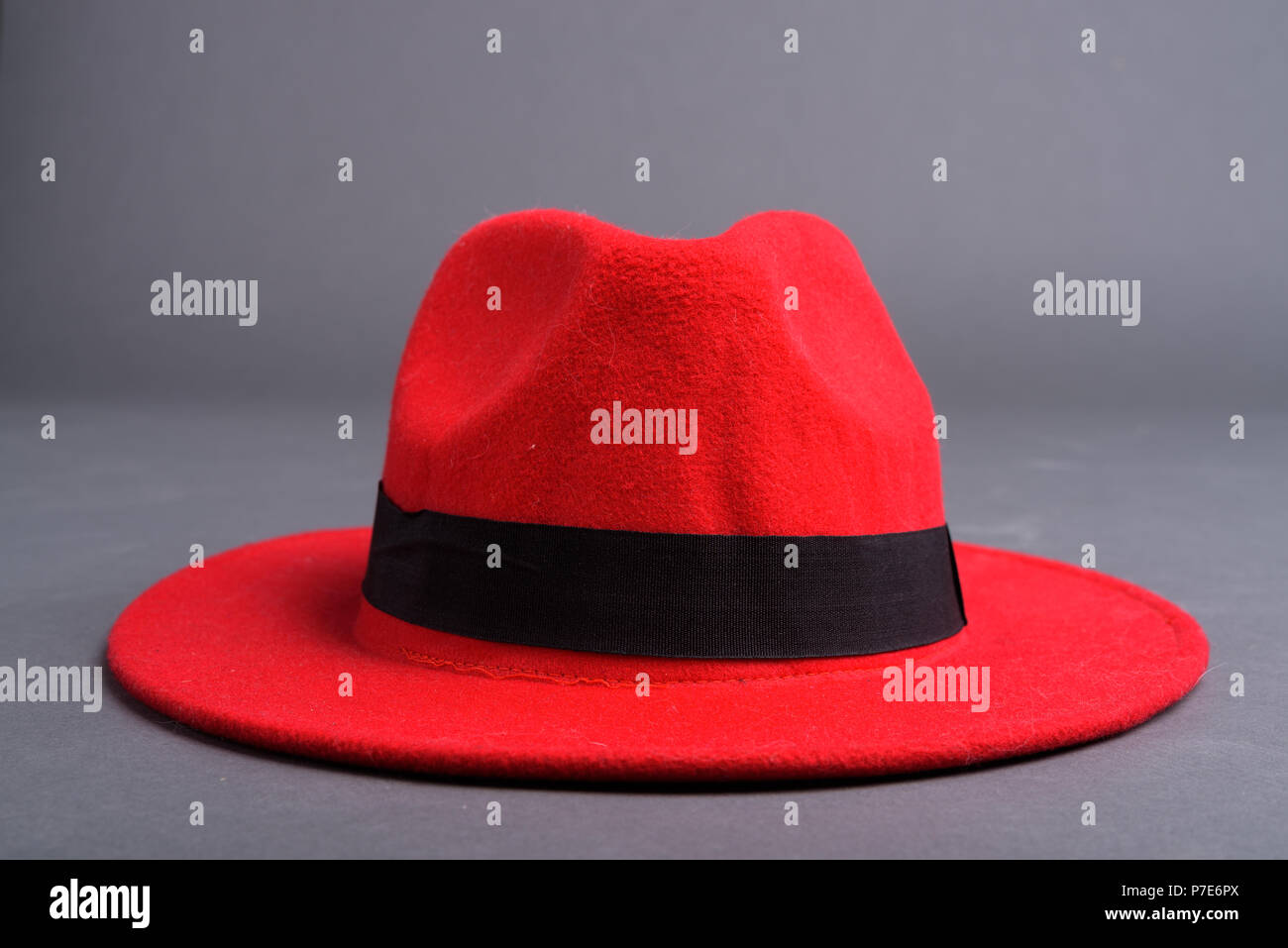 Red Hat contre l'arrière-plan gris Banque D'Images