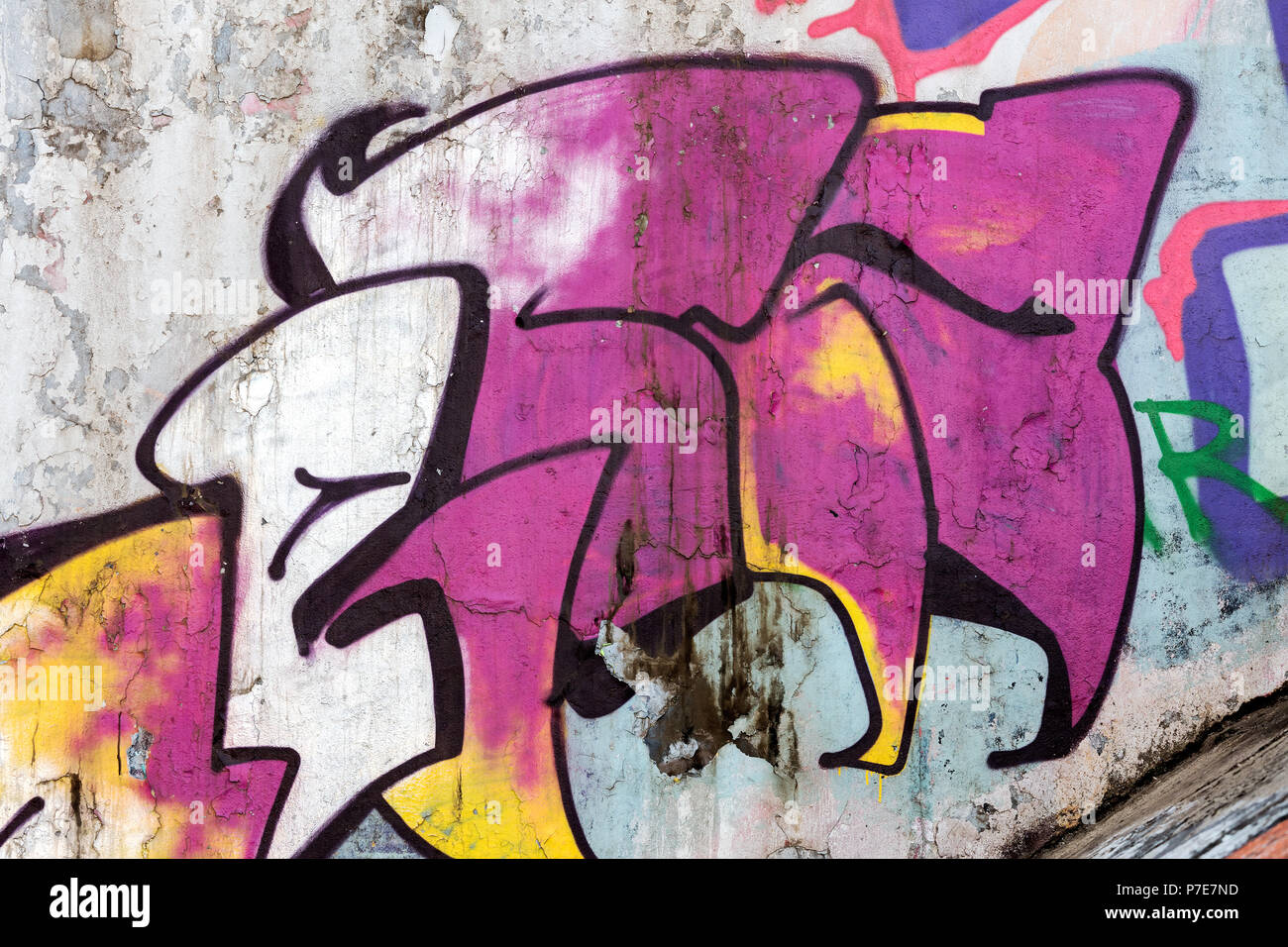MINSK, BELARUS - 13 avril 2018 : grunge wall background avec dessin lumineux street art contemporain. Banque D'Images