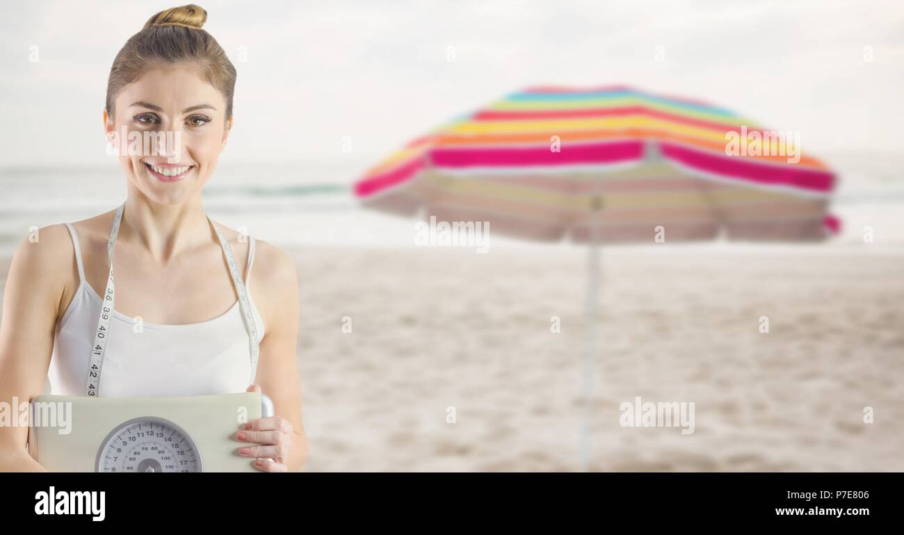 Femme tenant une balance sur la plage d'été Banque D'Images