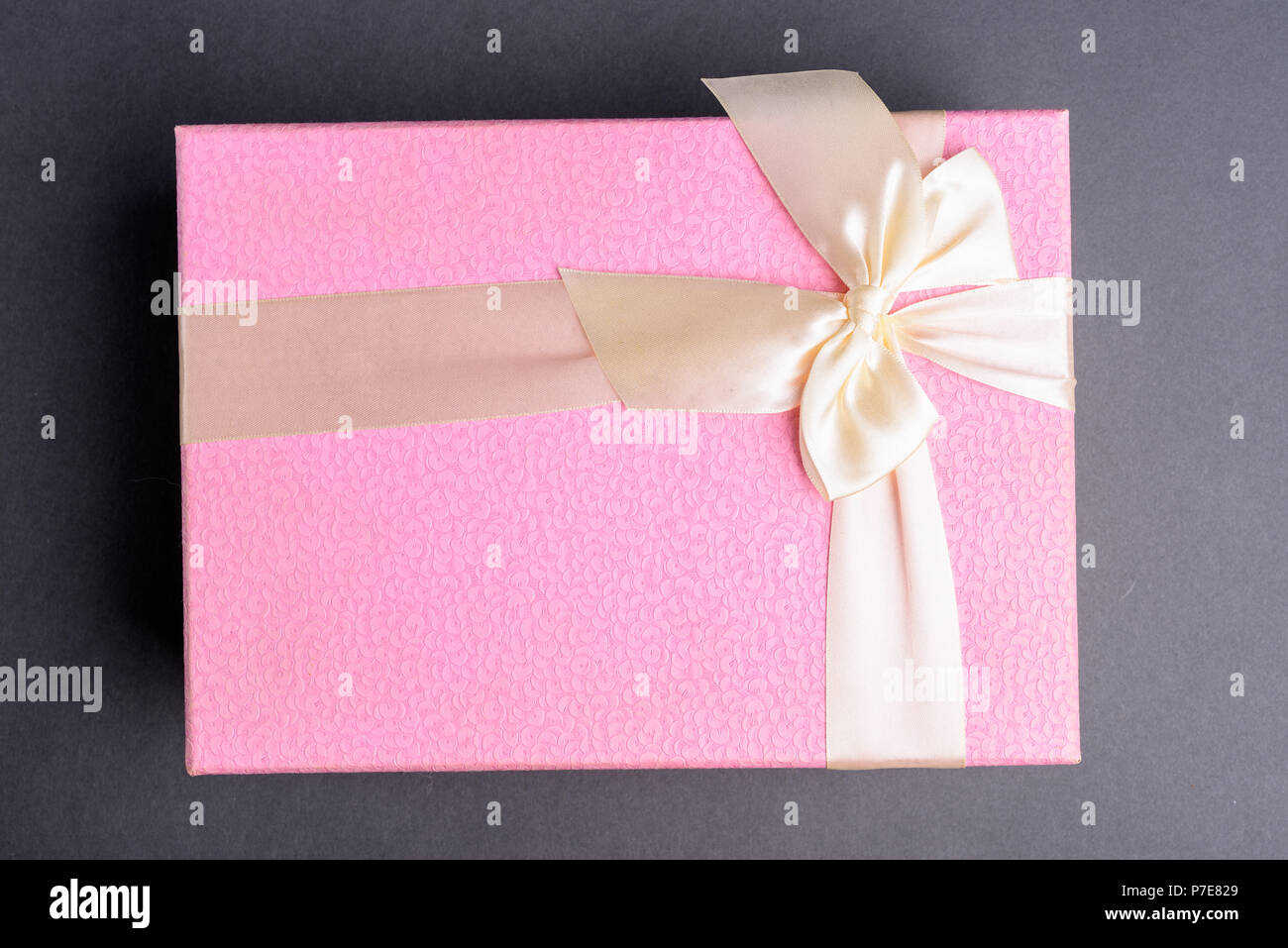 Studio Shot of boîte cadeau rose contre l'arrière-plan gris Banque D'Images