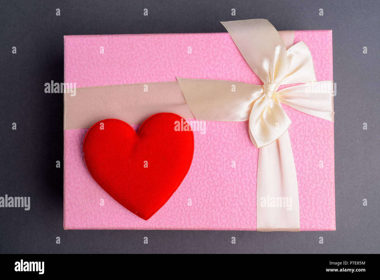 Studio Shot of boîte cadeau rose contre l'arrière-plan gris Banque D'Images