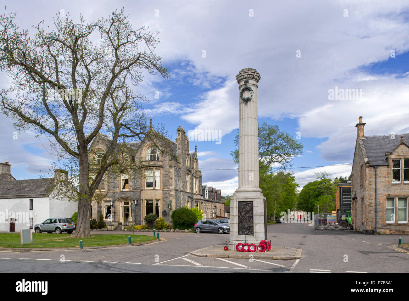 Carré avec War Memorial dans le village Grantown-on-Spey, Moray, Highland, Scotland, UK Banque D'Images