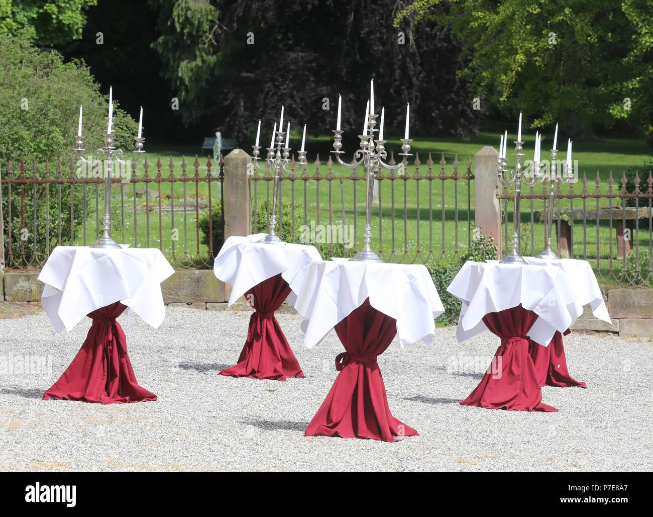 Décoration de table élégant avec chandelier en face du parc du château avec une vieille clôture Banque D'Images