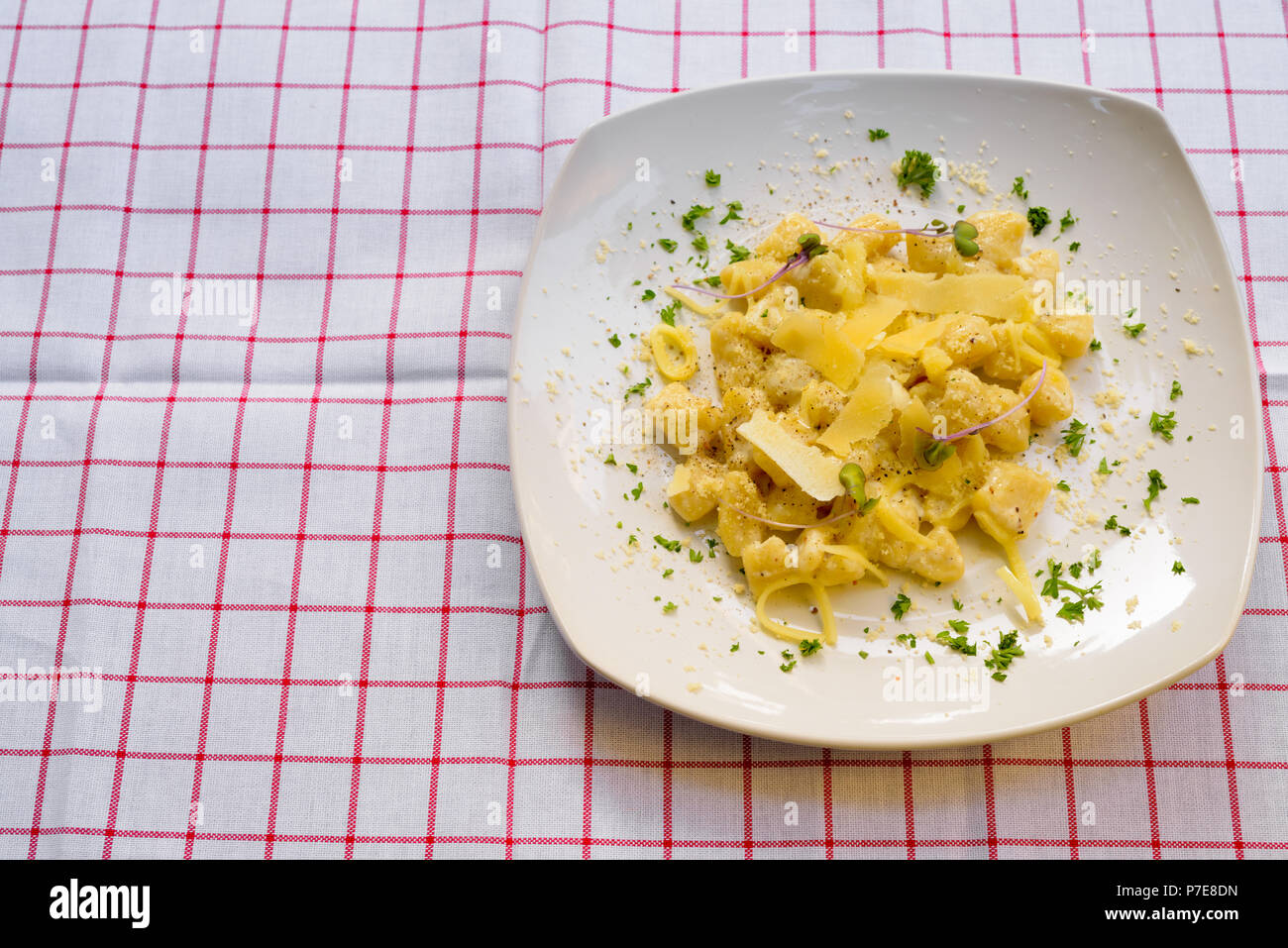 Gnocchi mélangé avec le fromage et la crème Banque D'Images