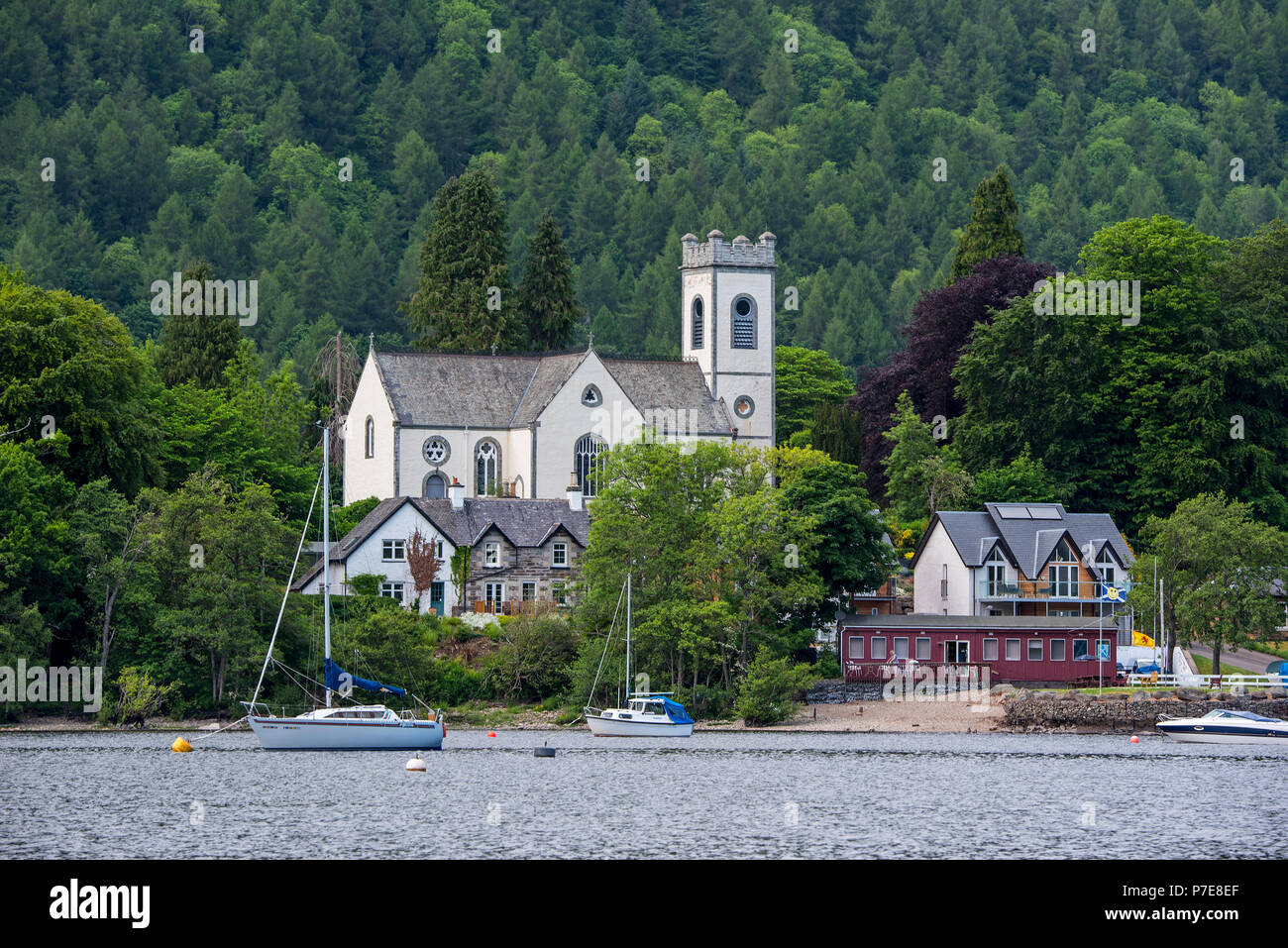 Kenmore église paroissiale et voiliers dans le Loch Tay, Perth et Kinross Perthshire, dans les montagnes de l'Ecosse, Royaume-Uni Banque D'Images