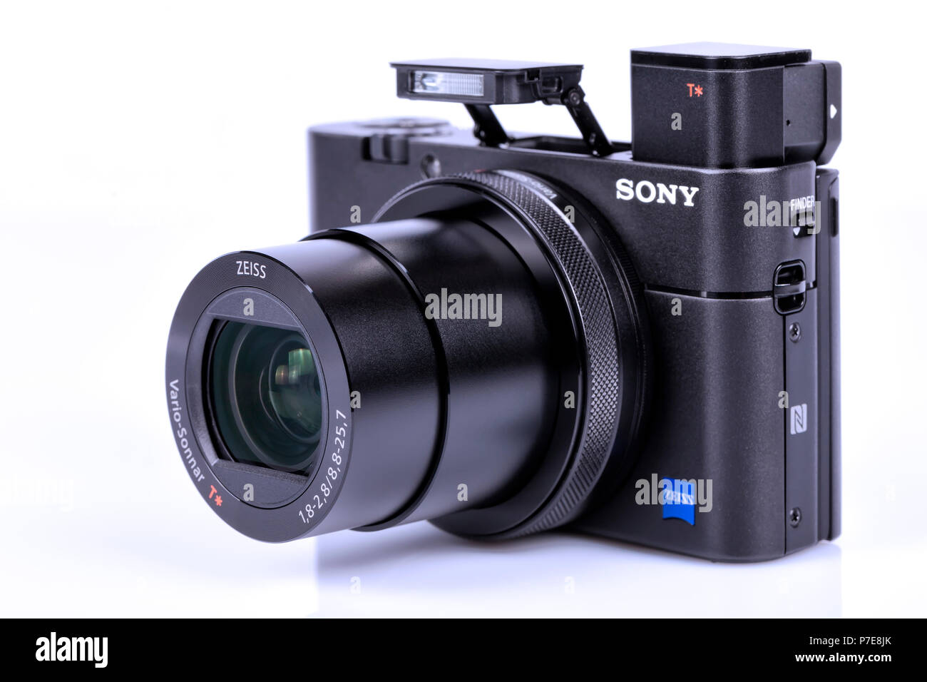 Recherche avancée appareil photo compact Sony DSC-RX100 M5 isolé sur blanc. L'un des meilleurs les appareils compacts haut de gamme. Banque D'Images