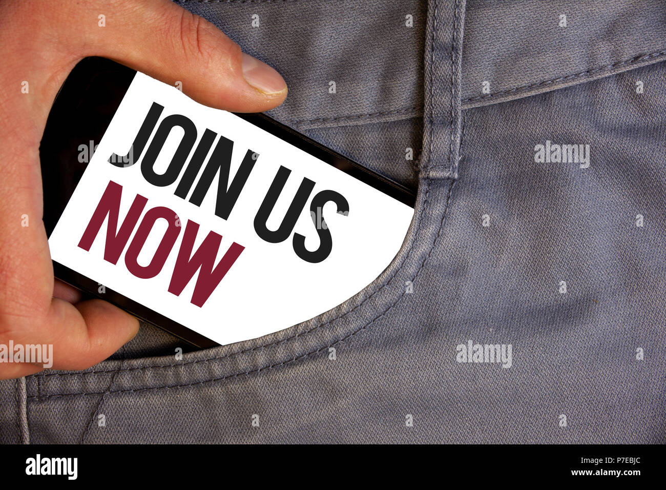 L'écriture de texte Word Rejoignez-nous dès maintenant. Concept d'affaires pour vous inscrire registre communautaire site web recruter quelqu'un personnage d'inscription téléphone mobile en poussant la main Banque D'Images