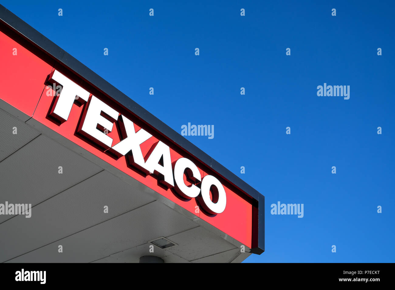Station d'essence Texaco au lettrage. Texaco est une filiale de pétrole américain Chevron Corporation. Banque D'Images