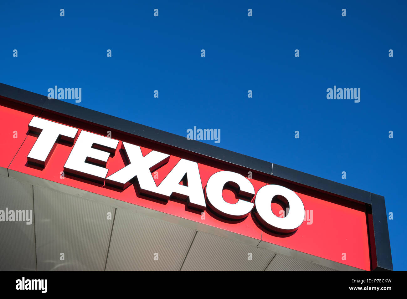 Station d'essence Texaco au lettrage. Texaco est une filiale de pétrole américain Chevron Corporation. Banque D'Images