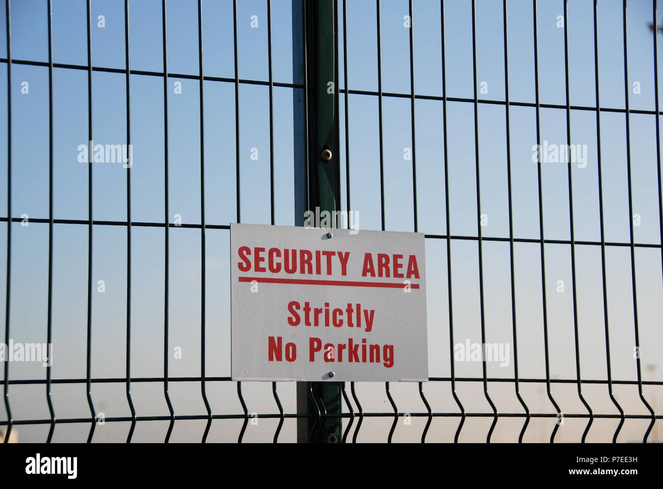 Clôture de sécurité autour du périmètre de l'aéroport de Doncaster Sheffield, anciennement appelé l'Aéroport Robin Hood Doncaster Sheffield, Banque D'Images