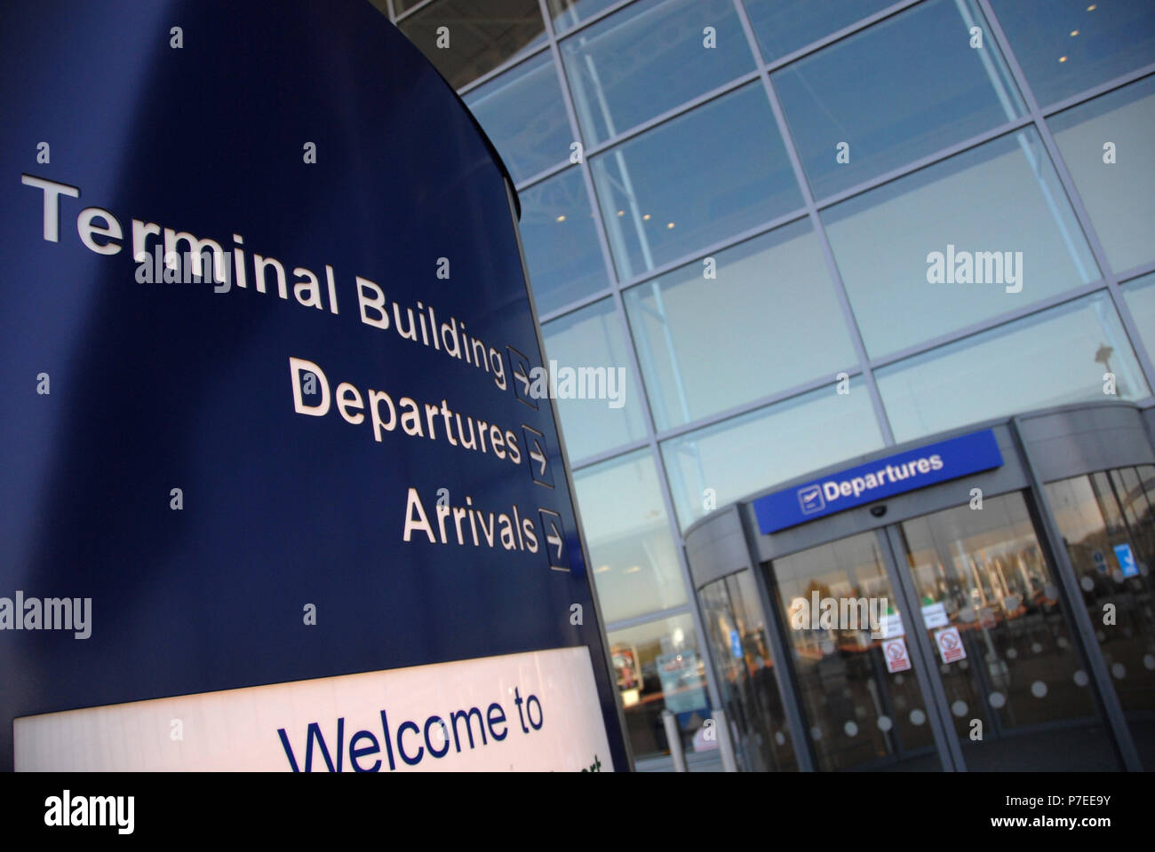 Conseils Bleu signe devant les portes principales à l'aéroport de