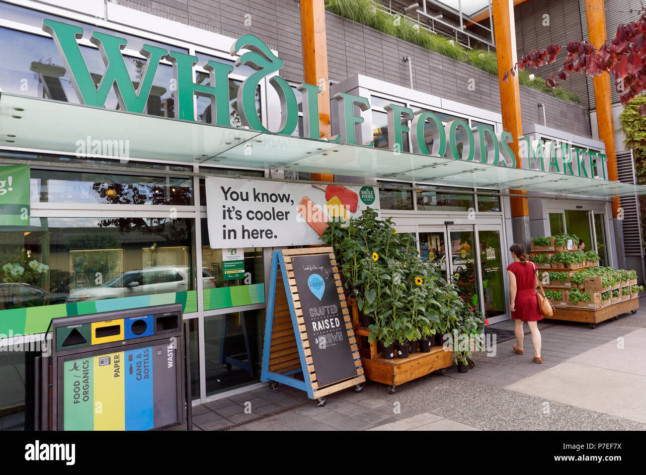 Une femme entrant dans la Whole Foods Market épicerie sur la rue Cambie à Vancouver, BC, Canada Banque D'Images