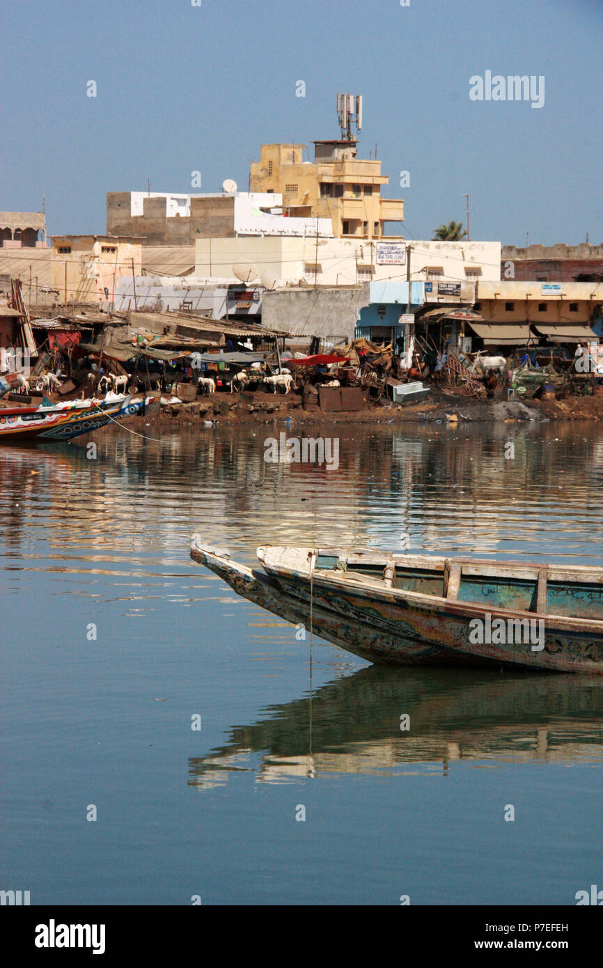 Peint en couleurs pirogues ancrée dans le Fisherman's wharf de Saint-Louis-du-Sénégal Banque D'Images