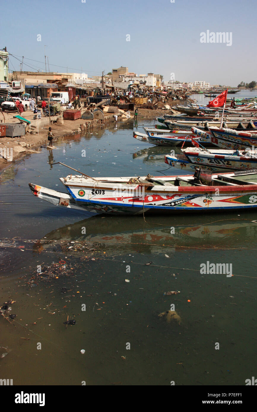Peint en couleurs pirogues amarrés dans le Fisherman's wharf de Saint-Louis-du-Sénégal Banque D'Images