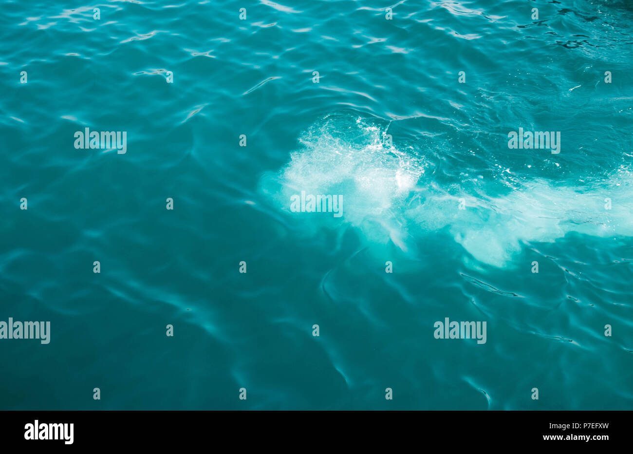 L'eau d'un bleu profond Banque D'Images