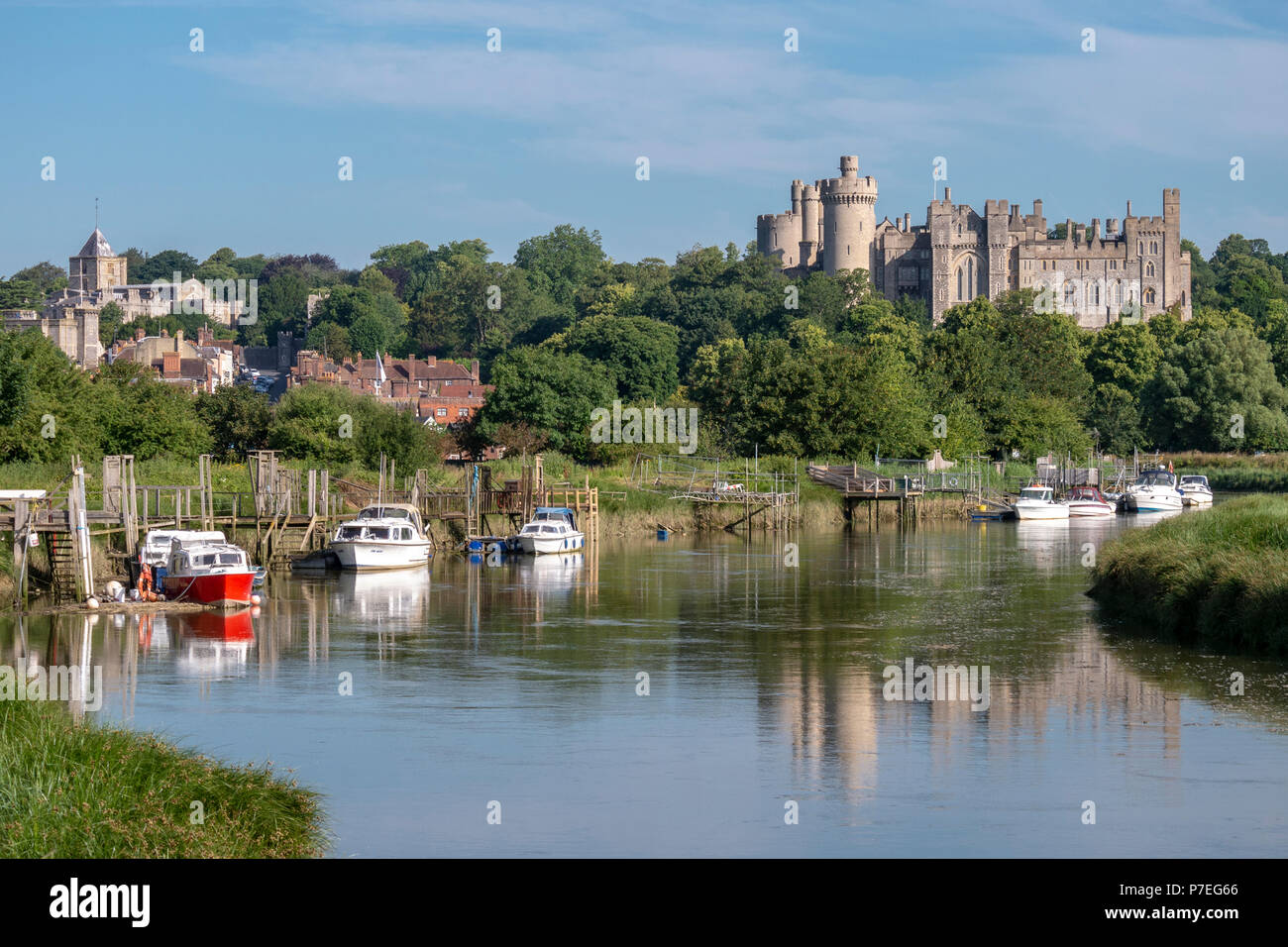 La rivière Arun et château d'Arundel en arrière-plan - Arundel, West Sussex, UK. Banque D'Images