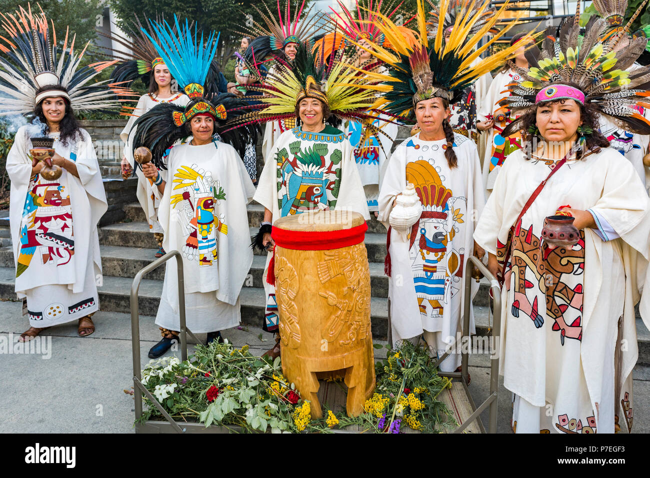 Groupe de danse aztèque, Gathering Festival, célébration du solstice d'été, Vancouver, Emery Barnes Park, British Columbia, Canada. Banque D'Images
