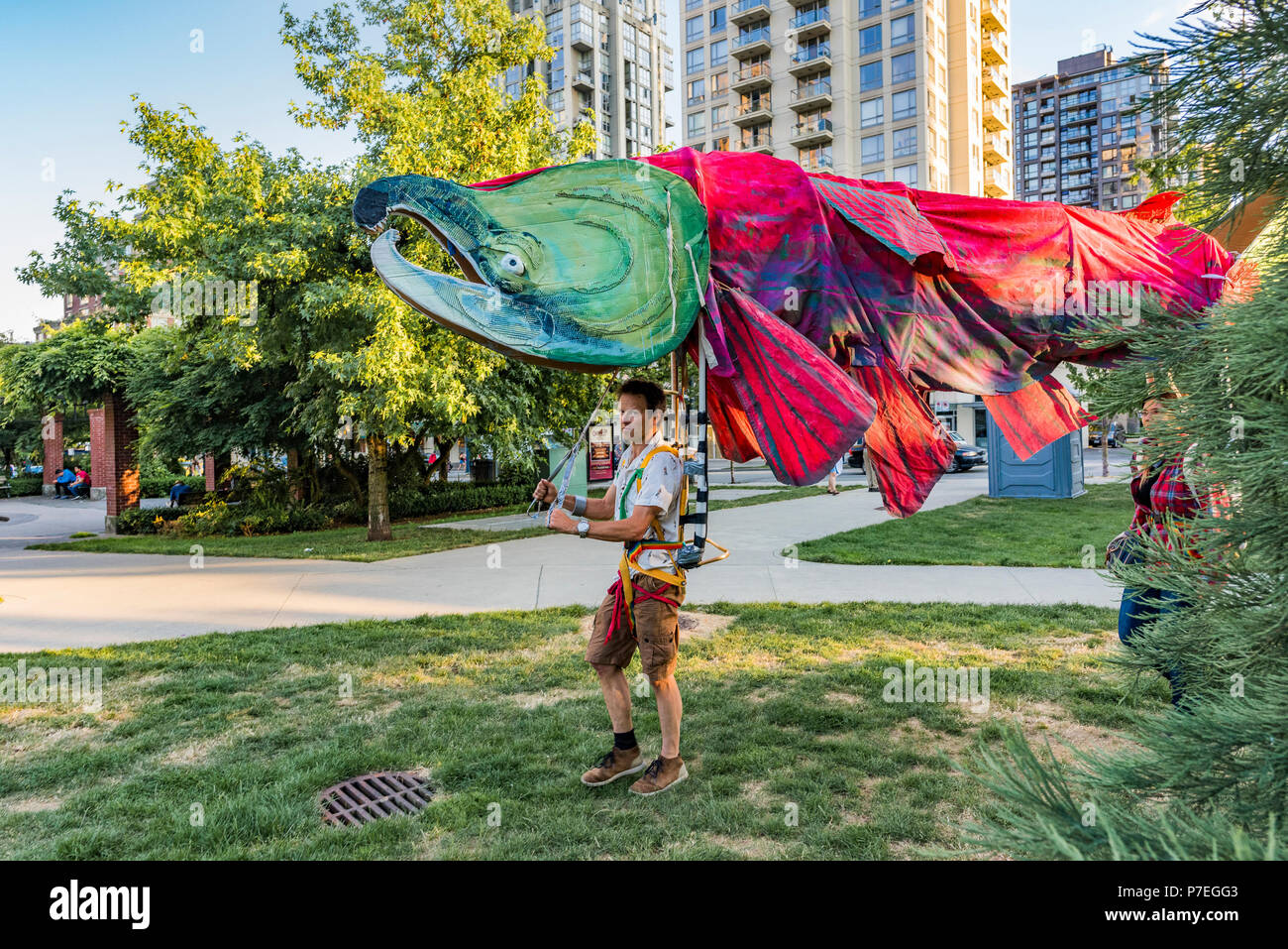 Marionnette de saumons rouges, Gathering Festival, célébration du solstice d'été, Vancouver, Emery Barnes Park, British Columbia, Canada. Banque D'Images