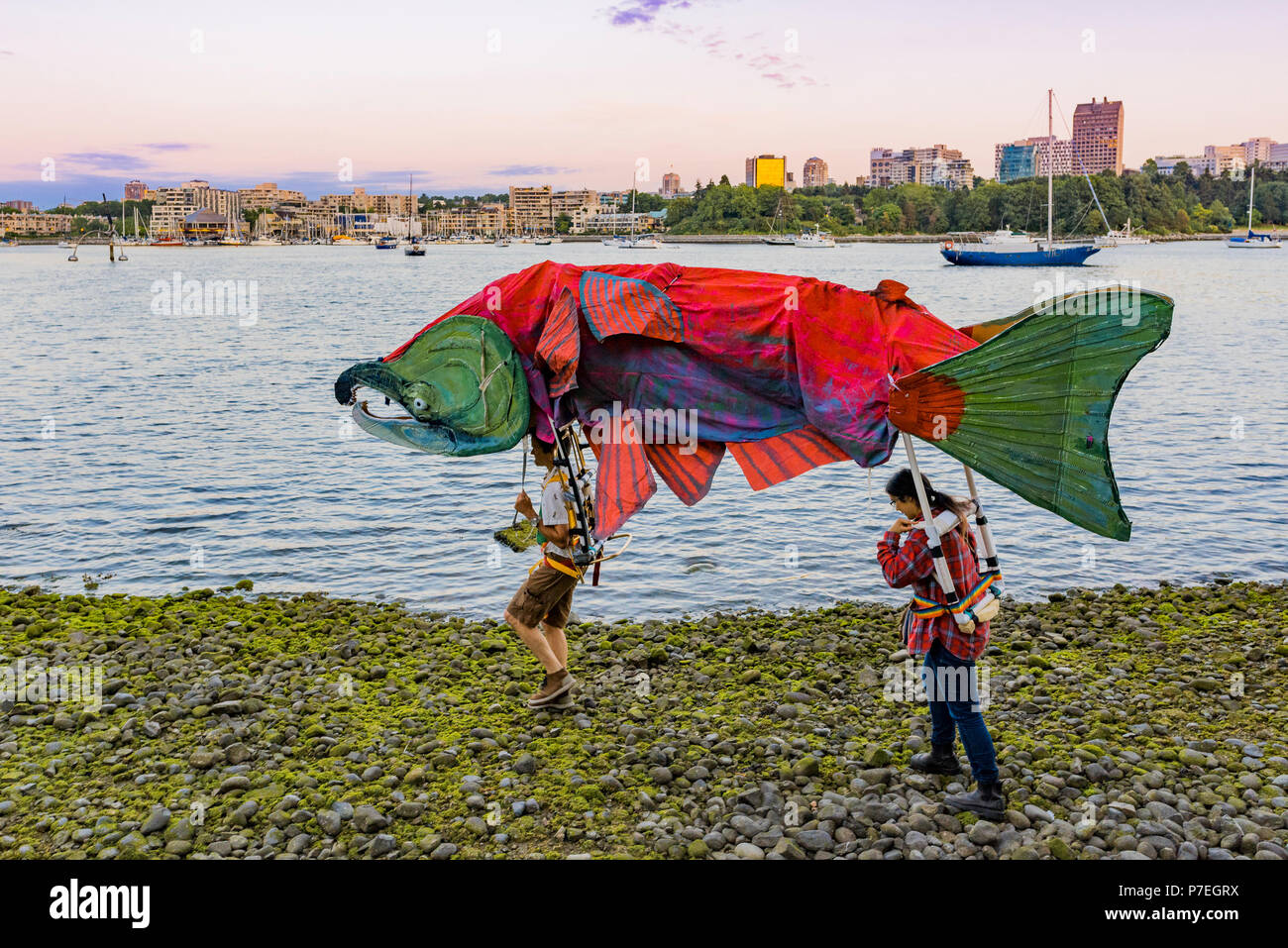 Marionnette de saumons rouges, Gathering Festival, célébration du solstice d'été, False Creek, Vancouver, British Columbia, Canada. Banque D'Images