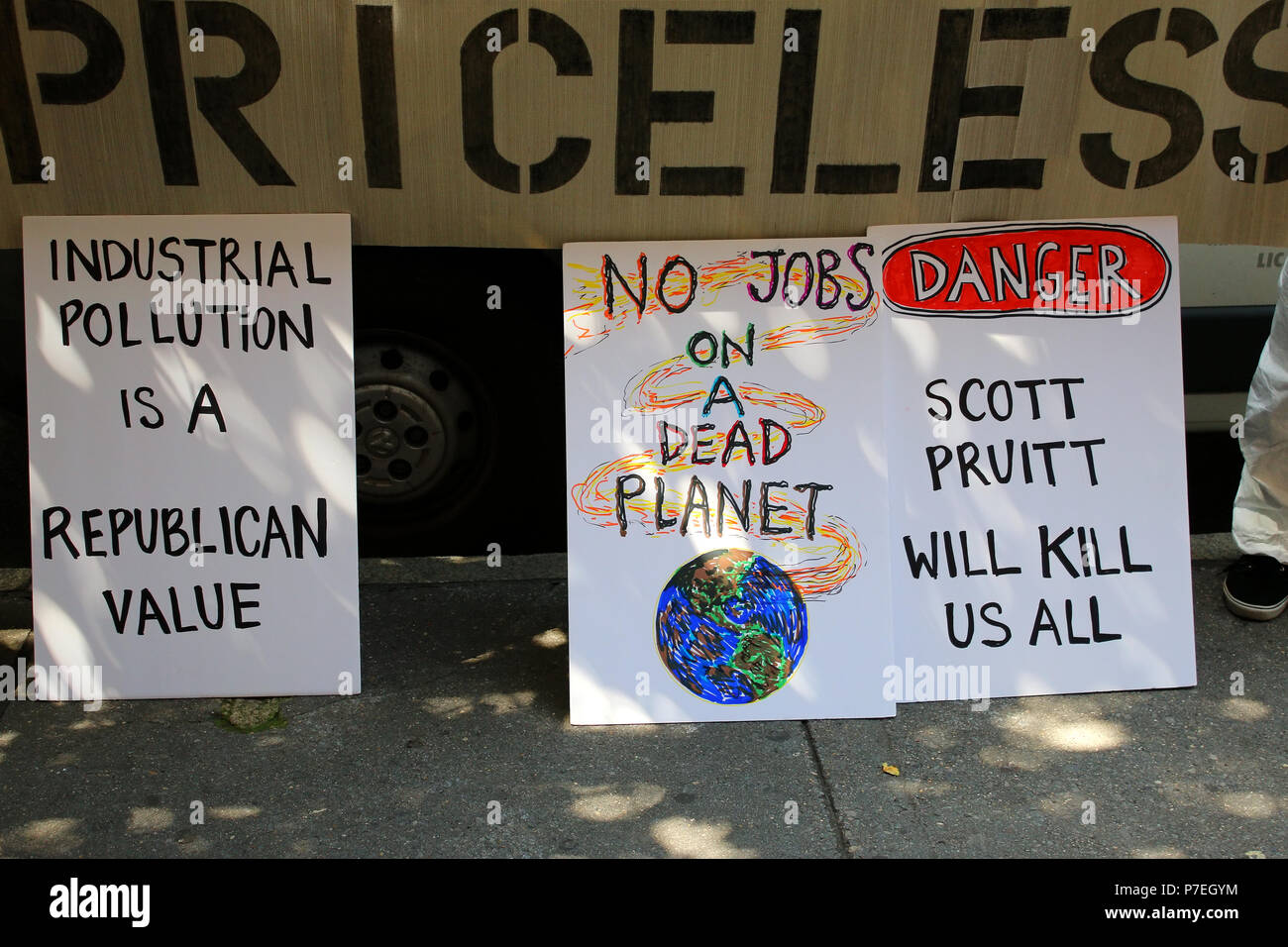 NEW YORK, NY - 21 juin : Naissance et résister aux militants réunis devant le Harvard Club à protester contre l'administrateur de l'EPA, Scott Pruit qui était sur le point de donner Banque D'Images