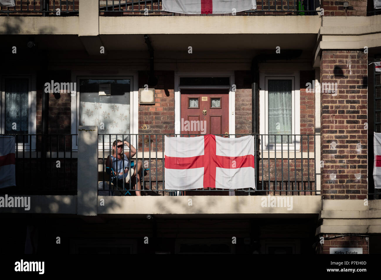 Les habitants de la patriotique Kirby Estate dans Bermondsey célébrer la Coupe du Monde de la FIFA 2018 la fièvre par couvrant leur domaine avec plus de 300 drapeaux de l'Angleterre. Banque D'Images