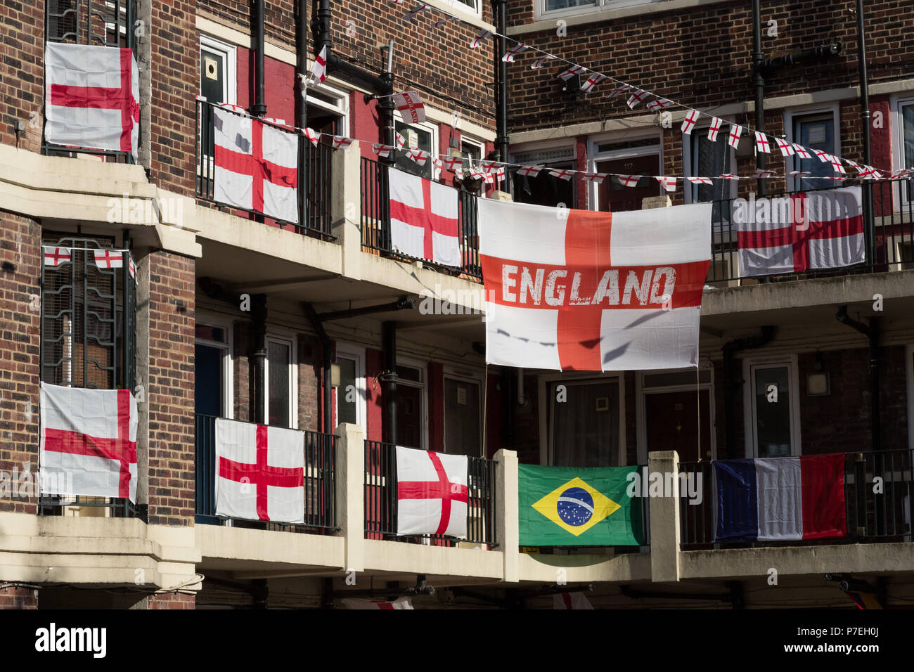 Les habitants de la patriotique Kirby Estate dans Bermondsey célébrer la Coupe du Monde de la FIFA 2018 la fièvre par couvrant leur domaine avec plus de 300 drapeaux de l'Angleterre. Banque D'Images