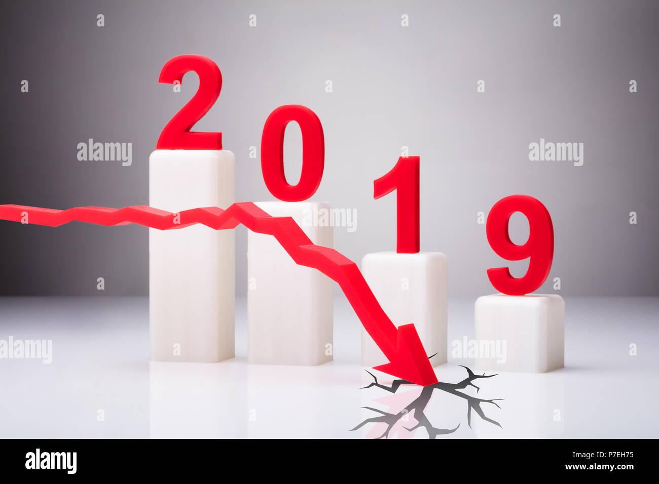 Flèche rouge la fissuration de surface blanc en face de l'année 2019 Graphique décroissant Banque D'Images