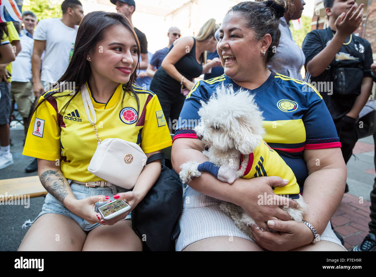 Les membres de la communauté colombienne la Colombie regarder jouer l'équipe nationale de football contre l'Angleterre lors de finales de la Coupe du Monde FIFA 2018. Banque D'Images