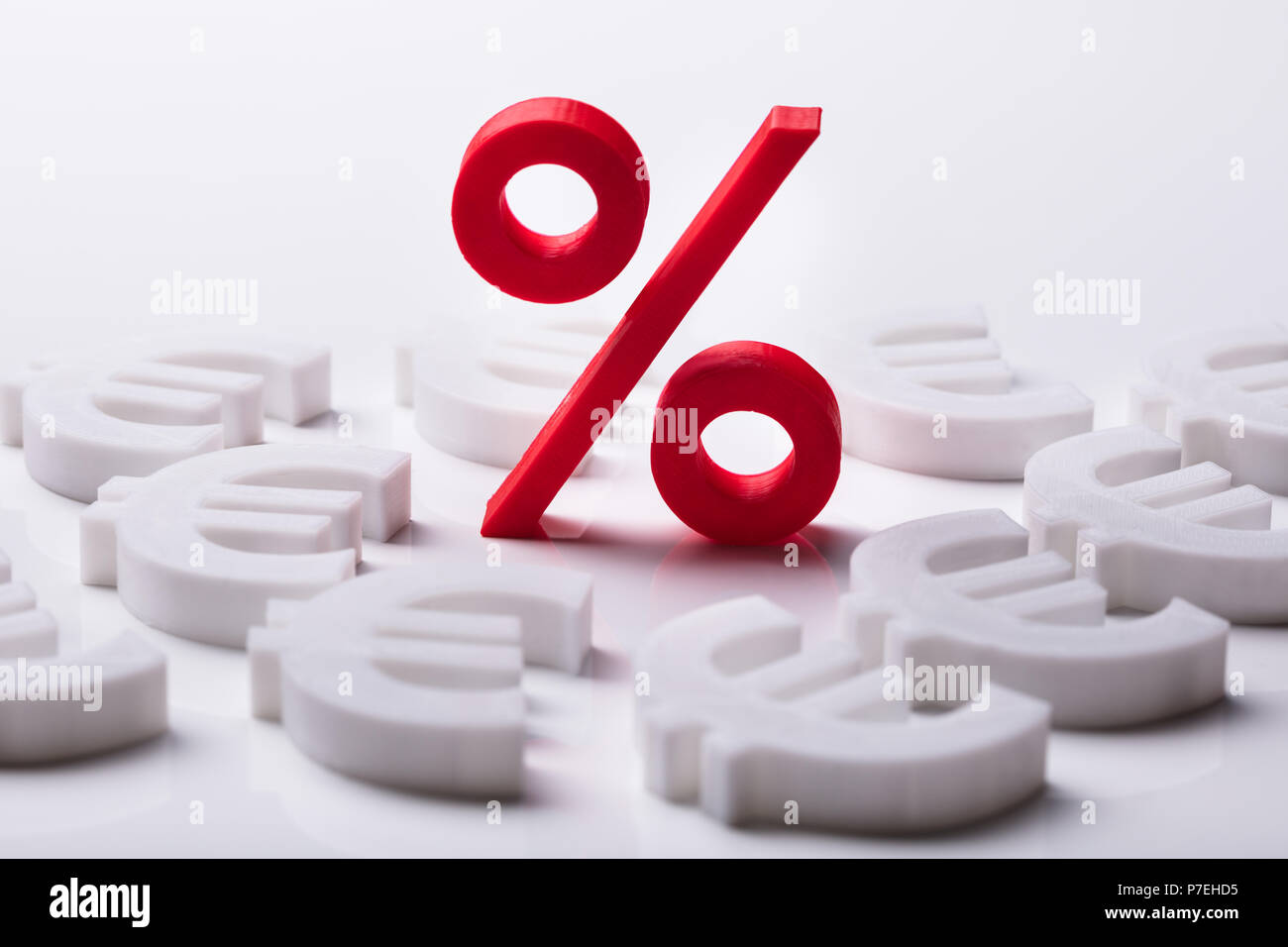 Symbole Pourcentage rouge entouré de symbole de l'Euro sur fond blanc Photo  Stock - Alamy