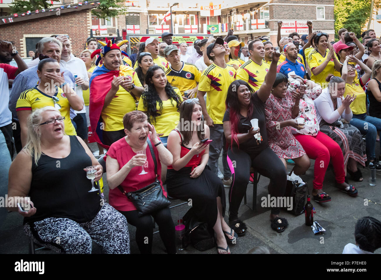 Les membres de la communauté colombienne la Colombie regarder jouer l'équipe nationale de football contre l'Angleterre lors de finales de la Coupe du Monde FIFA 2018. Banque D'Images