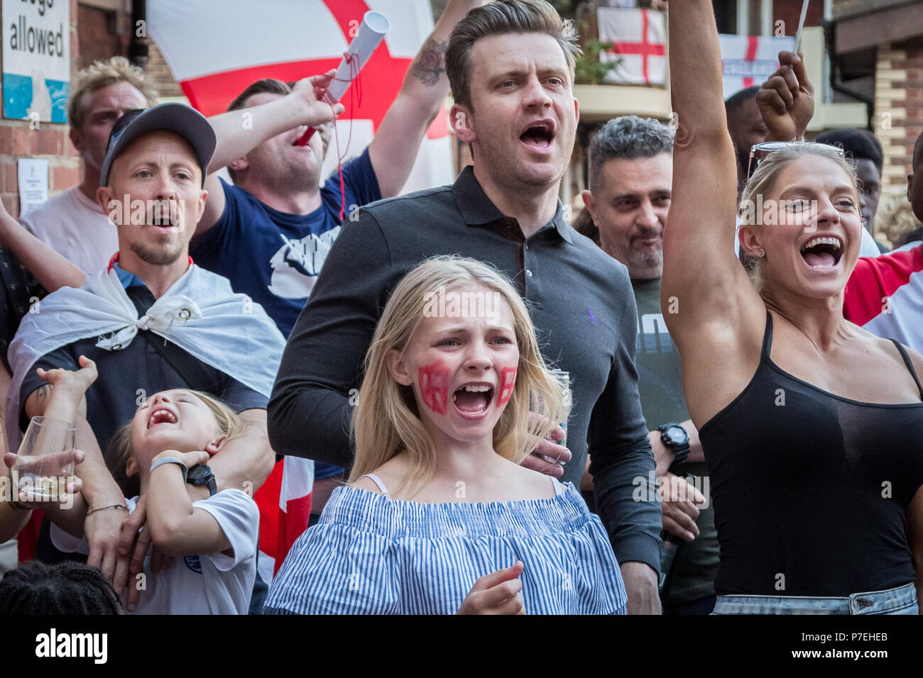 Des fans de l'Angleterre de la Kirby dans Bermondsey célébrer l'Angleterre alors que la notation de l'équipe regarder le match de Coupe du Monde FIFA 2018 l'Angleterre contre la Colombie. Banque D'Images