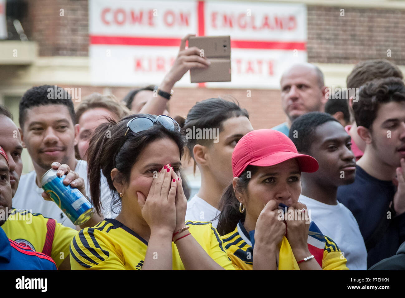 Les membres de la communauté colombienne la Colombie regarder jouer l'équipe nationale de football contre l'Angleterre lors de finales de la Coupe du Monde FIFA 2018. Banque D'Images