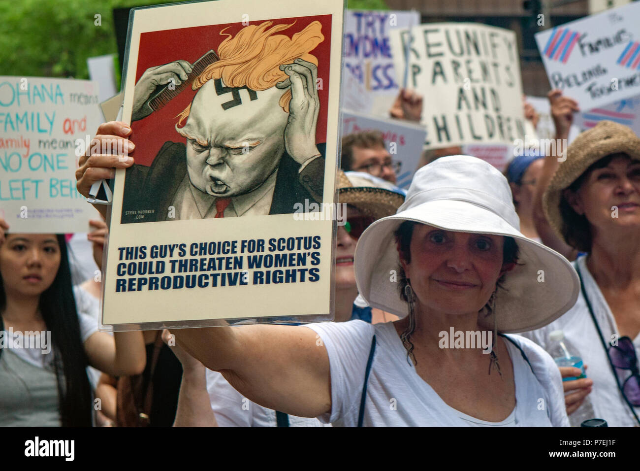 CHICAGO, ILLINOIS, USA - 30 juin 2018 : Des manifestants lors des familles appartiennent ensemble rally protester contre le sort des enfants migrants séparés. Banque D'Images