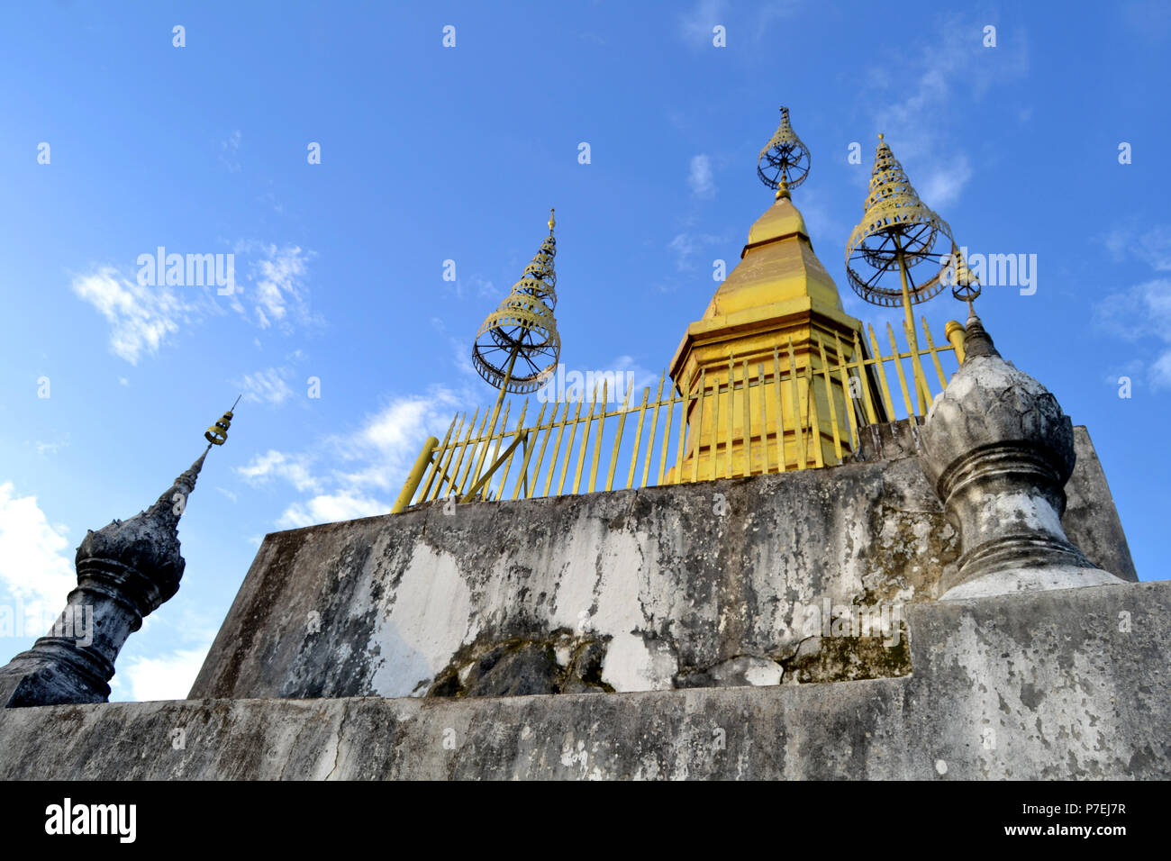 D'art bouddhiste, des statues et des peintures murales des Temples Luang Prabang au Laos Banque D'Images