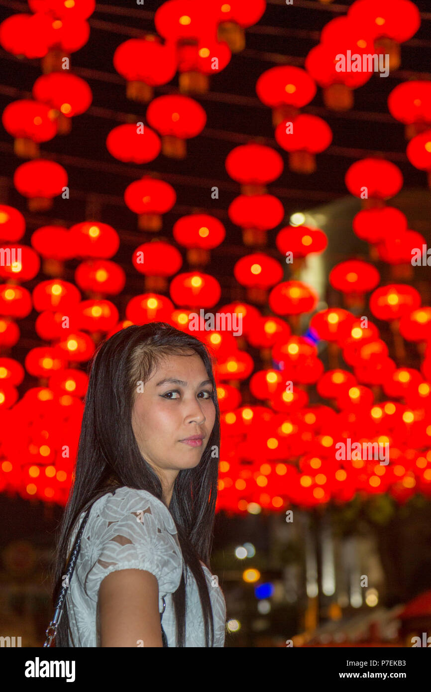 Thai girl et lanternes chinoises, Bangkok, Thaïlande Banque D'Images