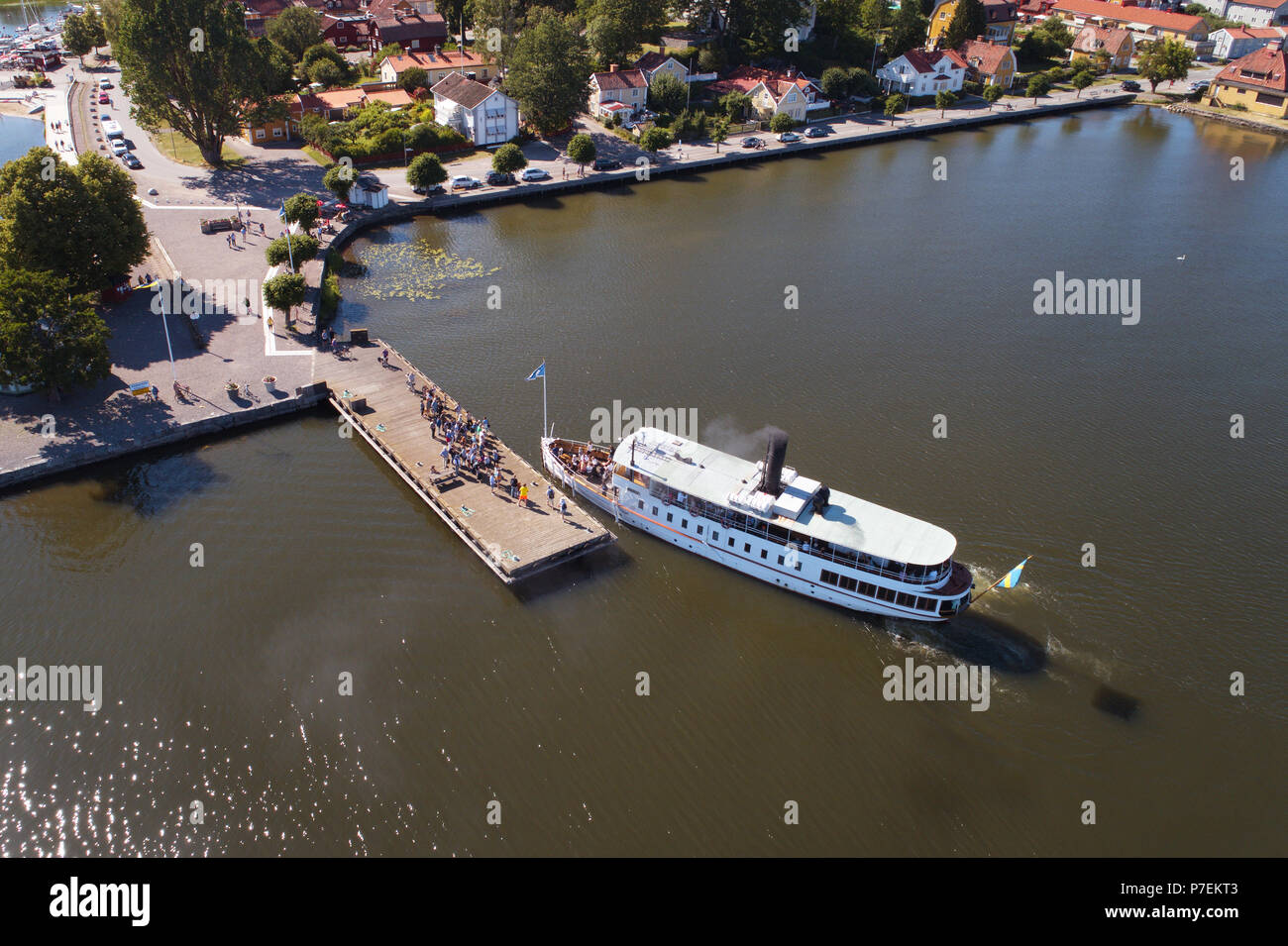 Mariefred, Suède - 4 juillet, vue aérienne de t018 : le passager du navire à vapeur construit Mariefred 1903, à Lake Malaren arrivant la ville Mariefred Banque D'Images