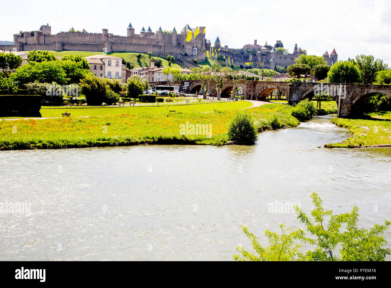 Pont Vieux traversant l'Aude à la recherche vers la cité de Carcassonne Banque D'Images