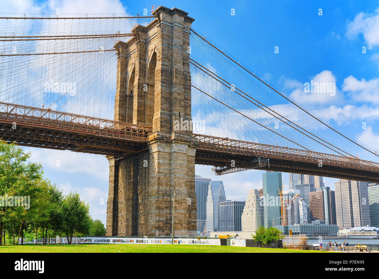 New York, USA - Août 07, 2017 Avis : Pont de Brooklyn entre le Sud de Manhattan et de Brooklyn à l'Empire Fulton Ferry State Park. Banque D'Images