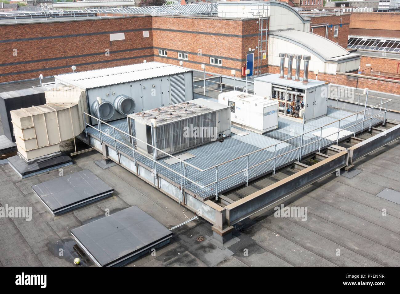 L'unité de climatisation sur le toit d'un bâtiment Banque D'Images