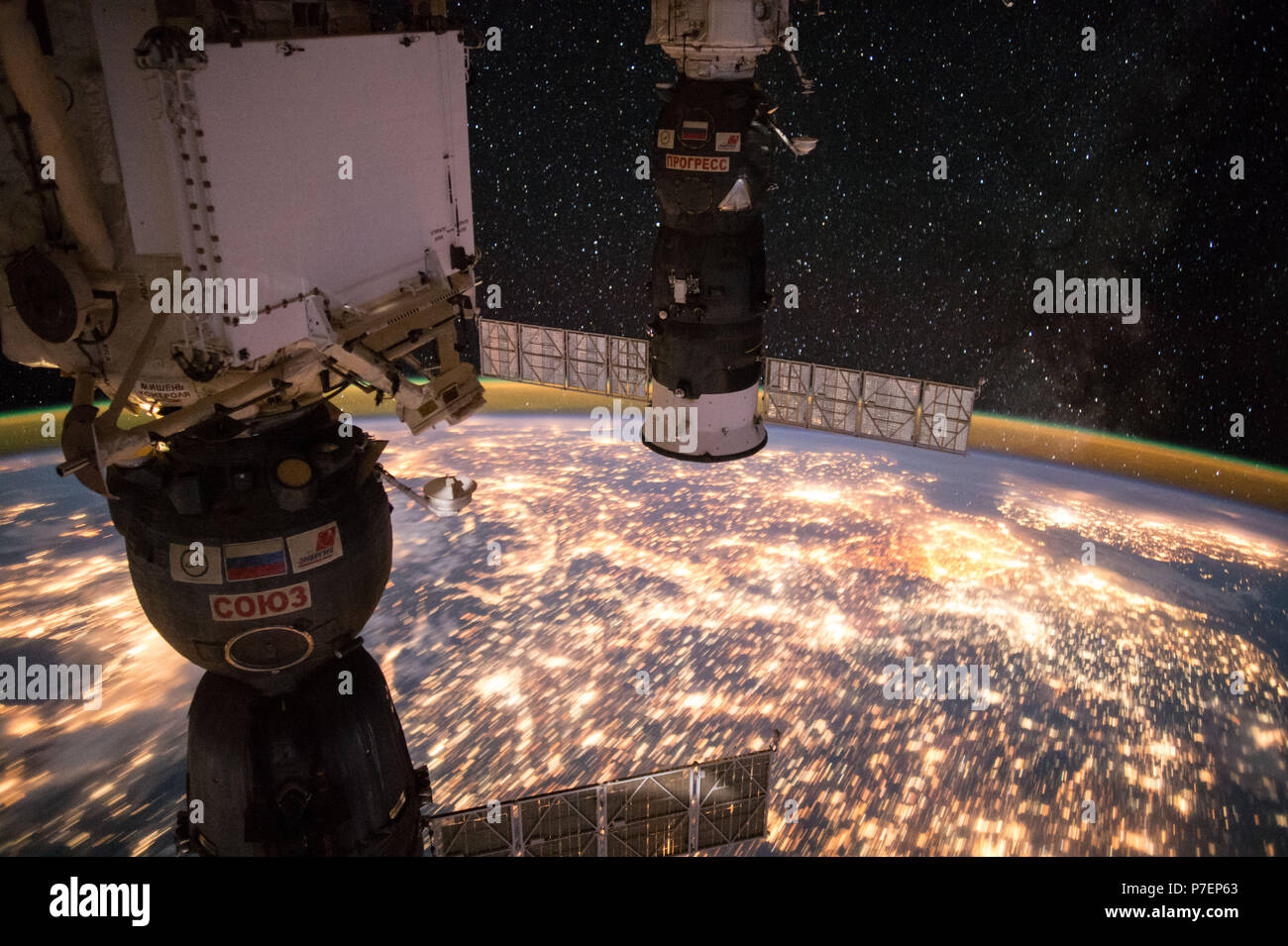 L'observation de la terre prise lors d'une nuit passez par l'expédition 49 à bord de l'équipage de la Station spatiale internationale (ISS). Amarré Soyouz et Progress visible. Banque D'Images