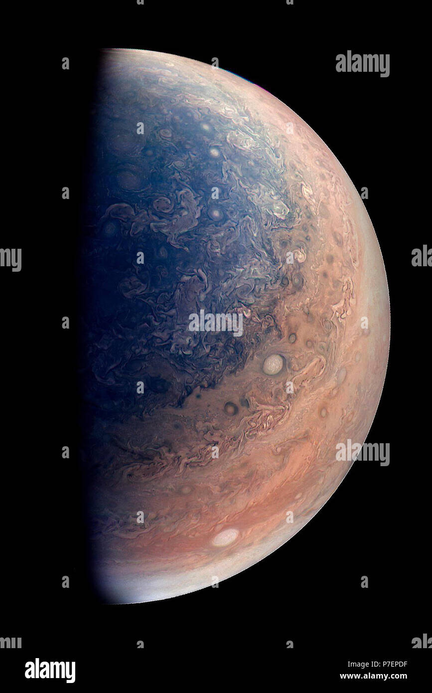 Jupiter. Cette augmentation de l'affichage couleur de Jupiter le pôle sud a été créé à l'aide des données de l'instrument de la NASA sur JunoCam sonde Juno. Les tempêtes ovales ponctuent le cloudscape. Banque D'Images