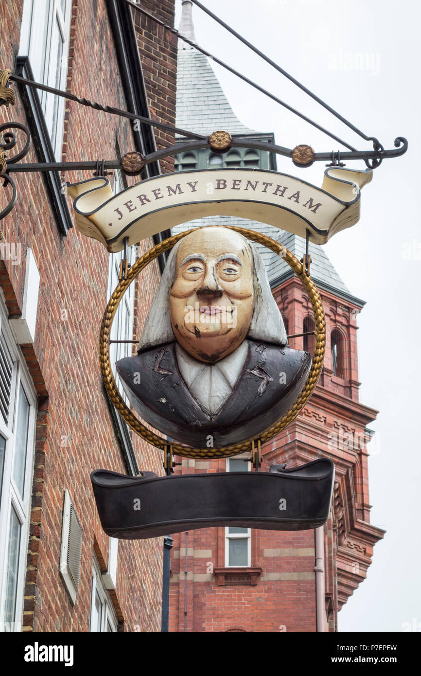 Enseigne de pub à l'extérieur de la maison publique Jeremy Bentham sur la rue University, Fitzrovia, Londres WC1, UK Banque D'Images