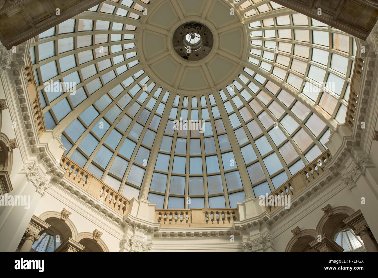 Vue de l'intérieur jusqu'à la coupole de verre en toiture de la Tate Gallery à Millbank, Londres, Angleterre Banque D'Images