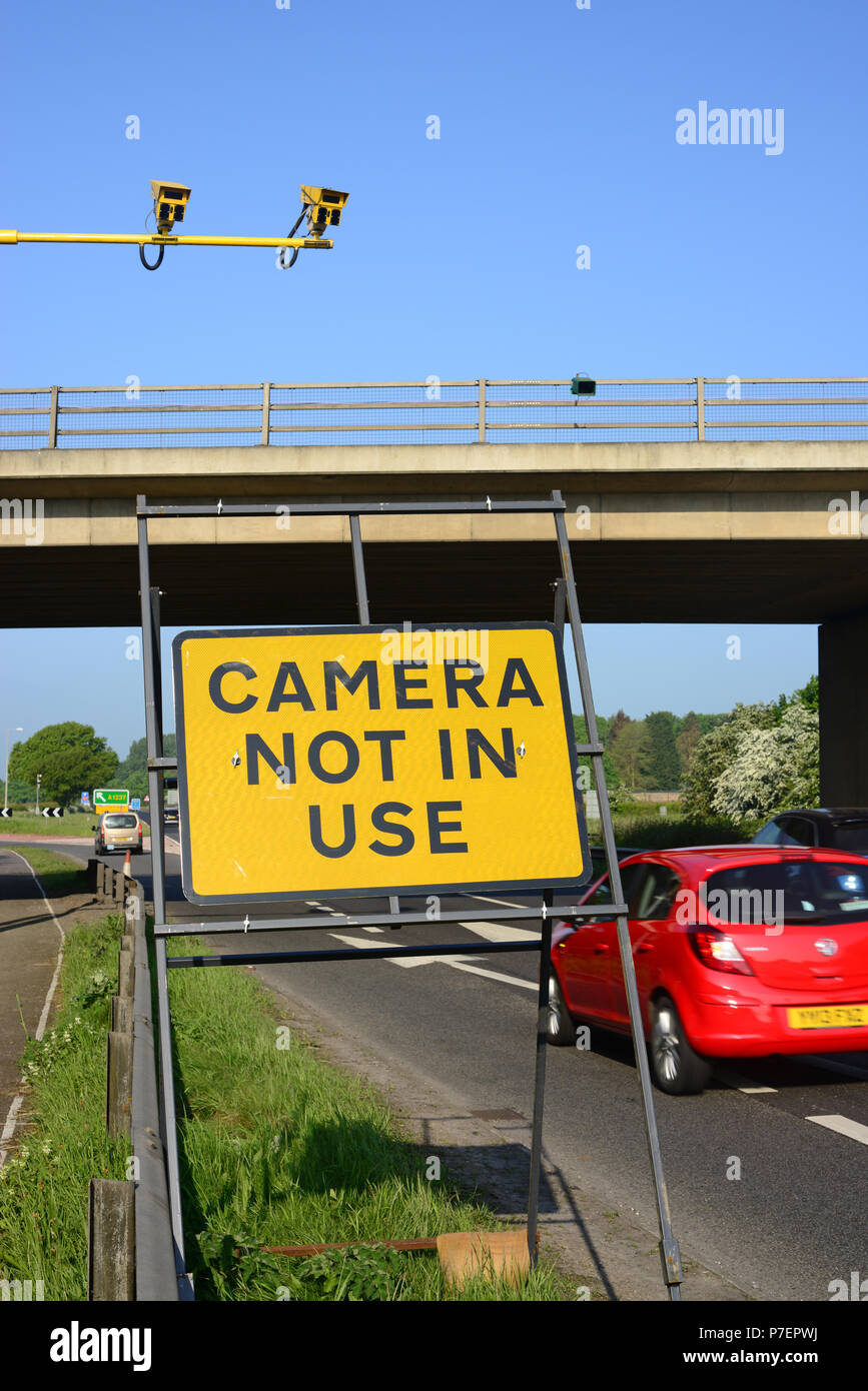 La vitesse moyenne de l'appareil photo n'est pas en cours d'utilisation panneau d'avertissement lors de travaux routiers pour le trafic sur l'A64 york yorkshire royaume uni Banque D'Images