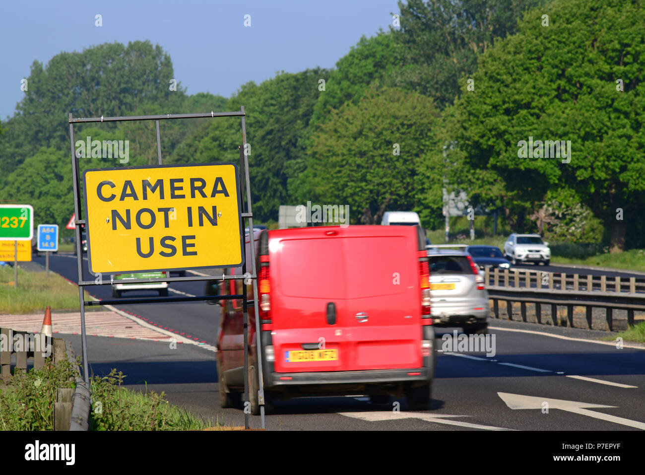 La vitesse moyenne de l'appareil photo n'est pas en cours d'utilisation panneau d'avertissement lors de travaux routiers pour le trafic sur l'A64 york yorkshire royaume uni Banque D'Images