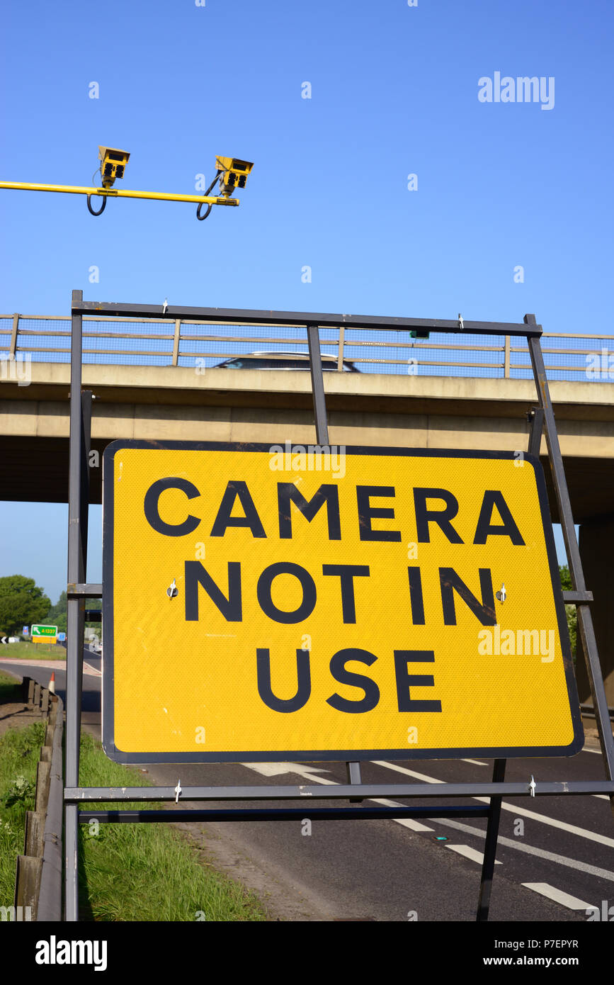 La vitesse moyenne de l'appareil photo n'est pas en cours d'utilisation panneau d'avertissement lors de travaux routiers pour le trafic sur l'A64 york yorkshire royaume uni Banque D'Images