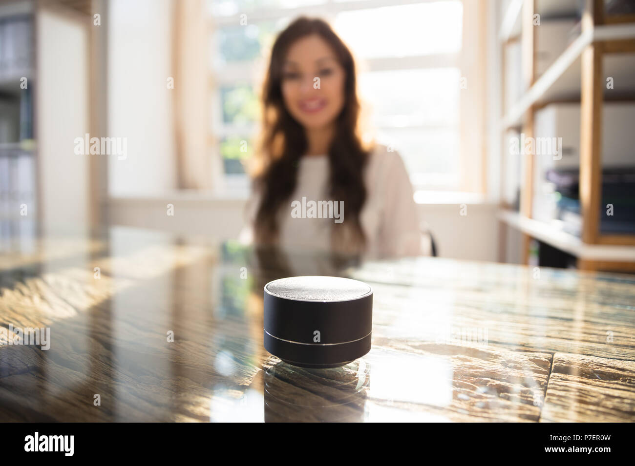 Close-up de l'accès sans fil à l'Orateur en face de Businesswoman Listening to Music Banque D'Images